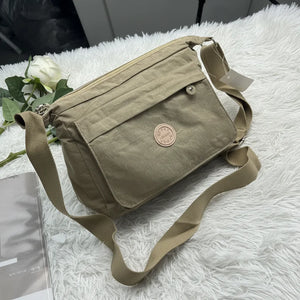 Borsa Tracolla Donna in Nylon Beige Multitasche. Impermeabile e Leggera con Cinghia Regolabile. Modello Postina Casual per Viaggio e Uso Quotidiano