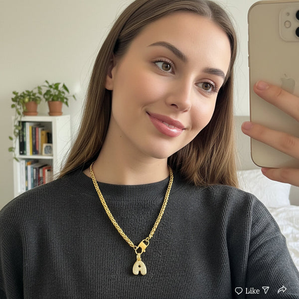 BUNDLE SET Collana a Corda "Frontal Lock" moschettone + 1 Ciondolo Lettera Iniziale "Balloon" con Pavé di Zirconi