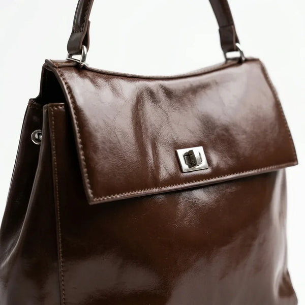 Borsa zaino donna con patta 14508, dettaglio della patta e della chiusura a girello