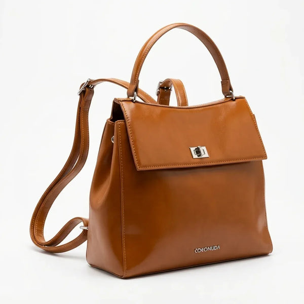 Borsa zaino donna con patta 14508, colore cuoio, su sfondo bianco