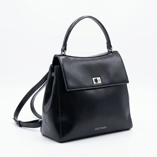 Borsa zaino donna con patta 14508, colore nero, su sfondo bianco