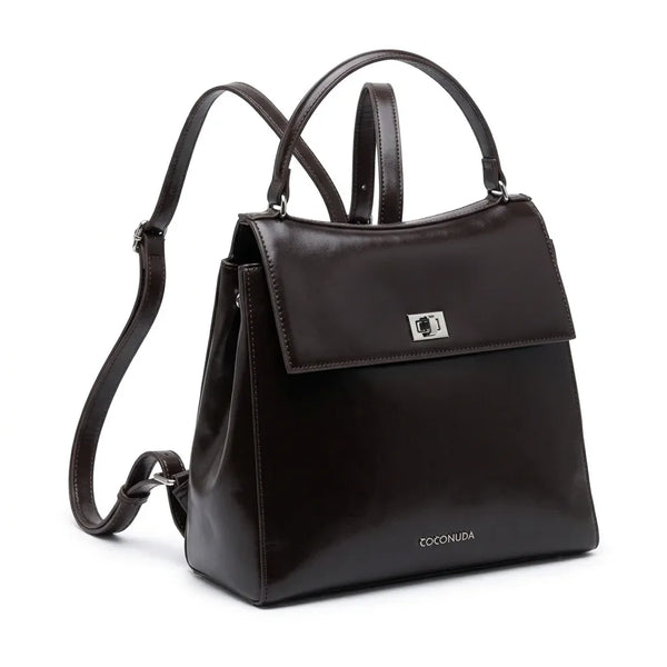 Borsa zaino donna con patta 14508, colore testa di moro, su sfondo bianco