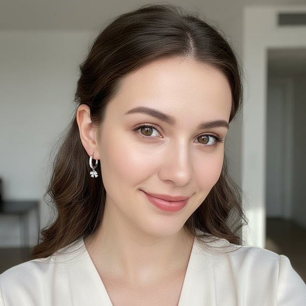 Orecchini Huggie Fiocco Brillante acciaio inossidabile – Gioielli Donna Tendenza 2026