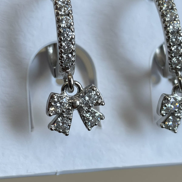 Orecchini Huggie Fiocco Brillante acciaio inossidabile – Gioielli Donna Tendenza 2026