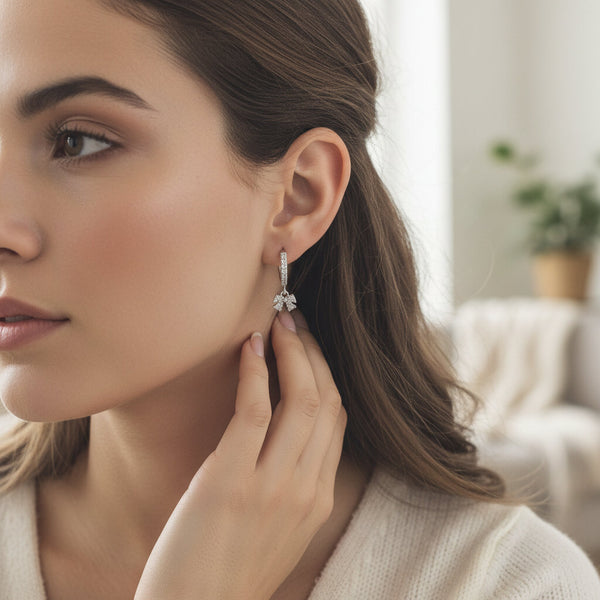 Orecchini Huggie Fiocco Brillante acciaio inossidabile – Gioielli Donna Tendenza 2026