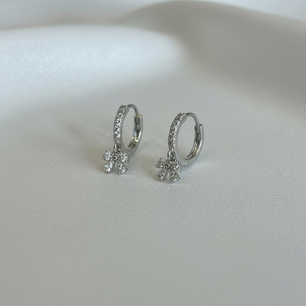 Orecchini Huggie Fiocco Brillante acciaio inossidabile – Gioielli Donna Tendenza 2026