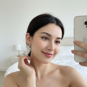 Orecchini Huggie Fiocco Brillante acciaio inossidabile – Gioielli Donna Tendenza 2026