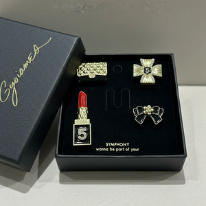 Set 4 Spille Donna Glamour con Rossetto, Fiocco, Borsetta e Croce — Spille Dorate Nere con Strass