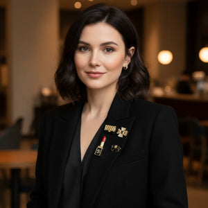 Set 4 Spille Donna Glamour con Rossetto, Fiocco, Borsetta e Croce — Spille Dorate Nere con Strass