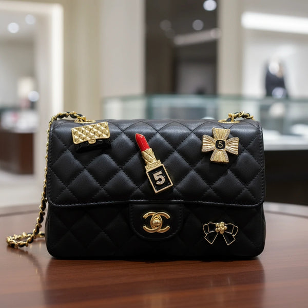 Set 4 Spille Donna Glamour con Rossetto, Fiocco, Borsetta e Croce — Spille Dorate Nere con Strass