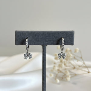 Orecchini Huggie Fiocco Brillante acciaio inossidabile – Gioielli Donna Tendenza 2026