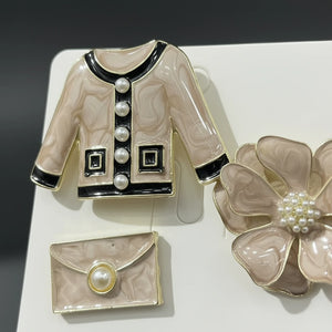 Set 3 Spille Donna Vintage Chic Giacchina, Borsetta e Fiore con Perle — Spille Dorate beige