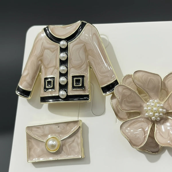 Set 3 Spille Donna Vintage Chic Giacchina, Borsetta e Fiore con Perle — Spille Dorate beige