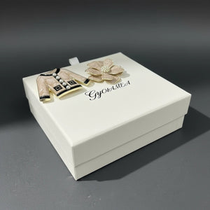 Set 3 Spille Donna Vintage Chic Giacchina, Borsetta e Fiore con Perle — Spille Dorate beige