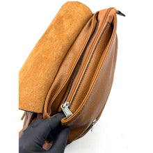 Carica l&#39;immagine nel visualizzatore di Gallery, COVERI borsa zaino 2in1 pelle venata TRASFORMABILE donna cuoio casual passeggio platta frange