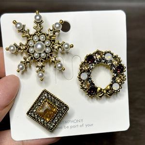 Titolo: Set 3 Spille Donna Vintage Chic con Cammeo Fiocco Corona di Perle e Cristalli — Spille Dorate Eleganti