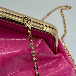 Borsa Trady clutch fucsia effetto coccodrillo con catena dorata – Elegante e glamour