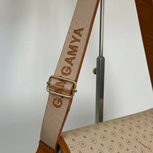 Borsa firmata GAMAYA dimensione media con zip cerniere tracolla donna logo fantasia logata multi tasche