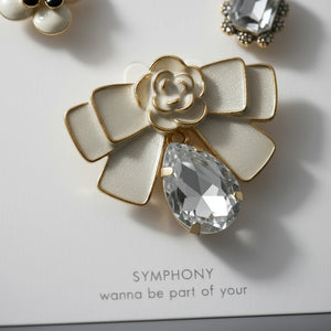 Set 3 Spille Donna Eleganti Fiocco con Cristallo, Camelia e Fiore Perlato — Spille Dorate Chic