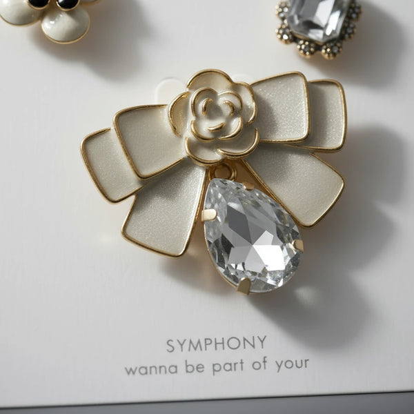 Set 3 Spille Donna Eleganti Fiocco con Cristallo, Camelia e Fiore Perlato — Spille Dorate Chic