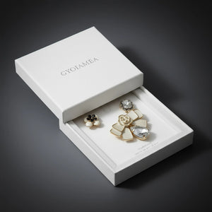 Set 3 Spille Donna Eleganti Fiocco con Cristallo, Camelia e Fiore Perlato — Spille Dorate Chic