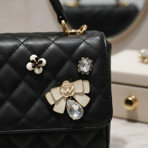 Set 3 Spille Donna Eleganti Fiocco con Cristallo, Camelia e Fiore Perlato — Spille Dorate Chic