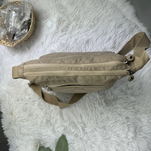 Borsa Tracolla Donna in Nylon Beige Multitasche. Impermeabile e Leggera con Cinghia Regolabile. Modello Postina Casual per Viaggio e Uso Quotidiano