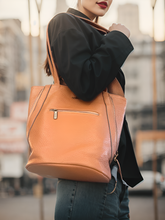 Carica l&#39;immagine nel visualizzatore di Gallery, COVERI borsa zaino 2in1 pelle TRASFORMABILE in borsa donna cuoio casual passeggio