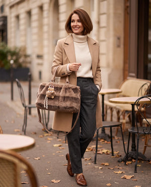 Bauletto in pelliccia sintetica 855, indossata, look autunnale