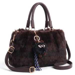 Bauletto in pelliccia sintetica 855, colore caffè, vista su sfondo bianco