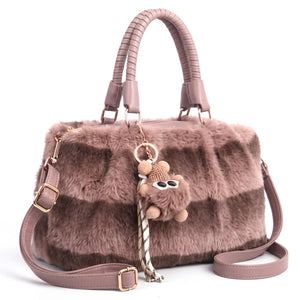 Bauletto in pelliccia sintetica 855, colore kaki, vista su sfondo bianco