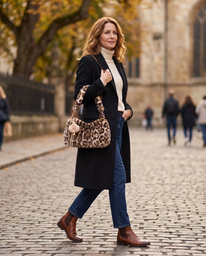 Borsa leopardata in pelliccia sintetica 9178, indossata, look autunnale