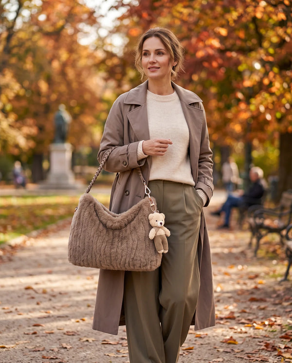 Borsa hobo in ecopelliccia 9756, indossata, look autunnale
