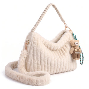 Borsa hobo in ecopelliccia 9756, colore beige, vista su sfondo bianco