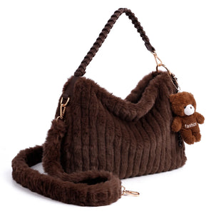 Borsa hobo in ecopelliccia 9756, colore cammello, vista su sfondo bianco