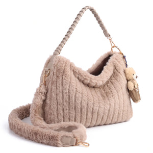 Borsa hobo in ecopelliccia 9756, colore kaki, vista su sfondo bianco