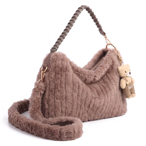 Borsa hobo in ecopelliccia 9756, colore tortora rosato, vista su sfondo bianco