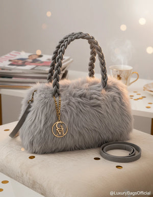 La Melinda- Borsa firmata Gyoiamea in eco pelliccia morbida teddy pelo manici intrecciati