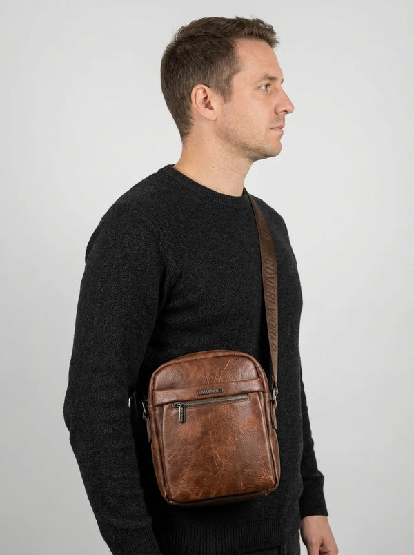 Borsello uomo a tracolla con zip frontale, colore marrone, indossato, seconda vista