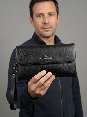 Pochette uomo nera con laccetto, colore nero, indossato