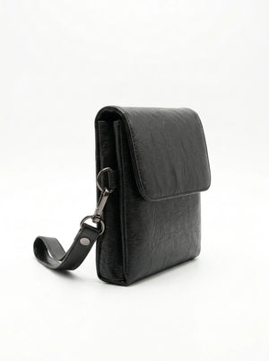 Pochette uomo nera con laccetto, colore nero, vista di tre quarti