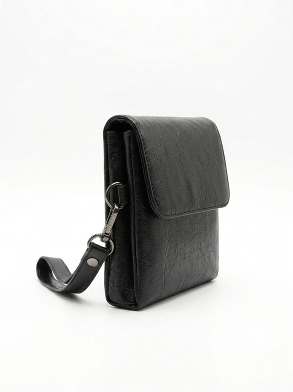 Pochette uomo nera con laccetto, colore nero, vista di tre quarti