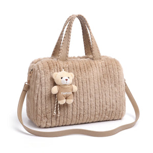 Bauletto in ecopelliccia H894, beige sabbia, vista su sfondo bianco