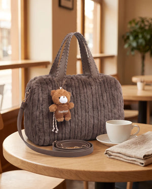 Bauletto in ecopelliccia H894, grigio tortora, ambientata al caffè