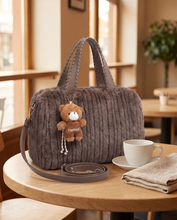 Bauletto in ecopelliccia H894, grigio tortora, ambientata al caffè