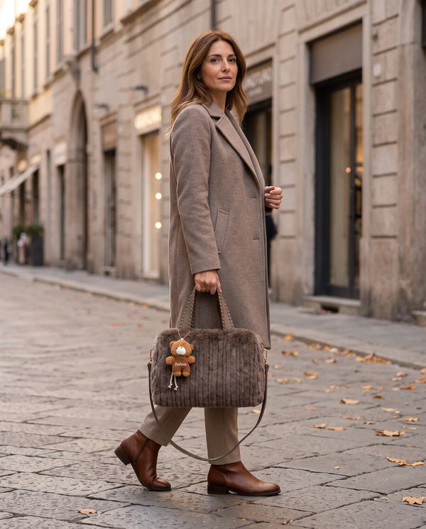 Bauletto in ecopelliccia H894, grigio tortora, indossata in città