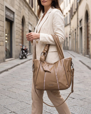 Shopping Valentini 6840-320, colore Taupe, indossata 2