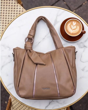 Shopping Valentini 6840-320, colore Taupe, ambientata dallo storyboard