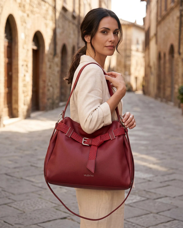 Borsa a spalla Valentini 6840-326, colore Rosso, indossata 1