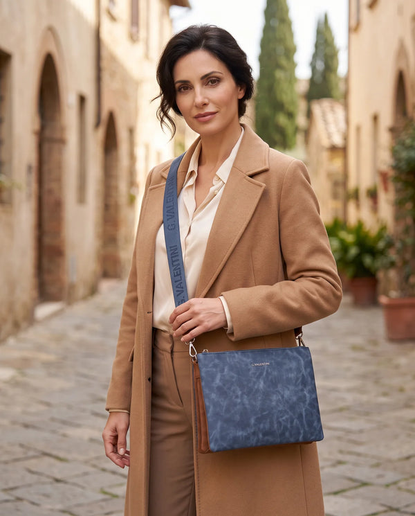 Tracolla G. Valentini A9950-131B, colore Blu, indossata 2